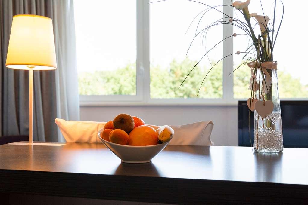 The Originals Boutique Hotel Restaurant Saint James, Montaigu-Vendee Amenidades foto